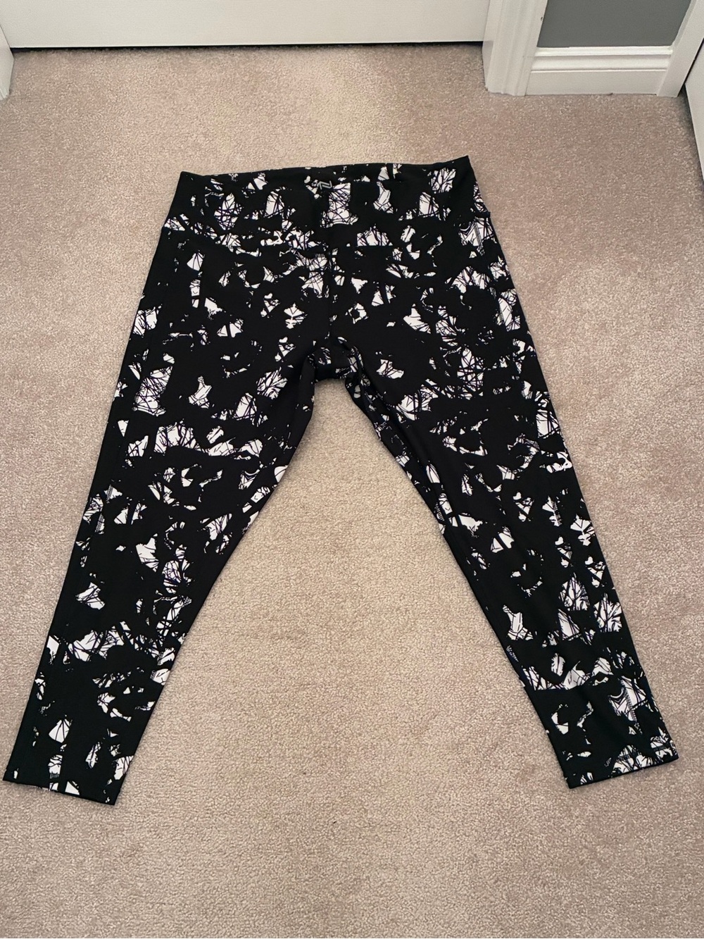 Nola Black & White Abstract Pattern Leggings